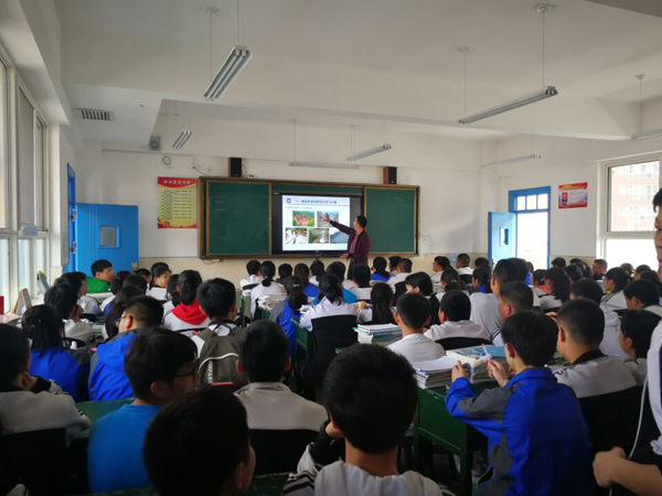 东天山项目组、造山带研究中心在镇安县永乐中学做科普讲座-1.jpg